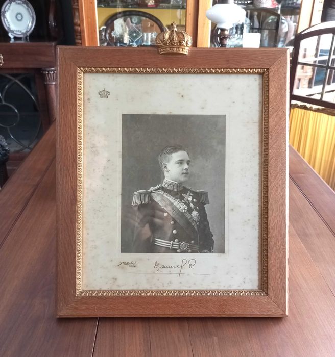 Antigo retrato emoldurado Rei D. Manuel II assinado