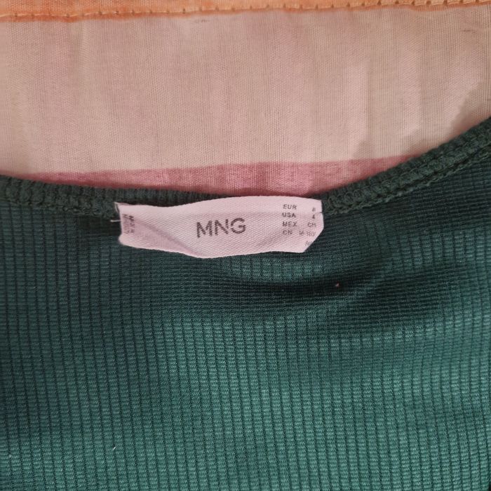 Vestido MANGO em verde escuro, de corte justo e decote em V.