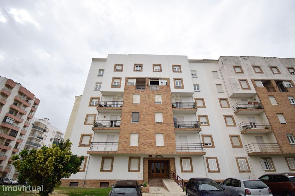 T3 Duplex 116m no Carregado em urbanização tranquila com acesso direto