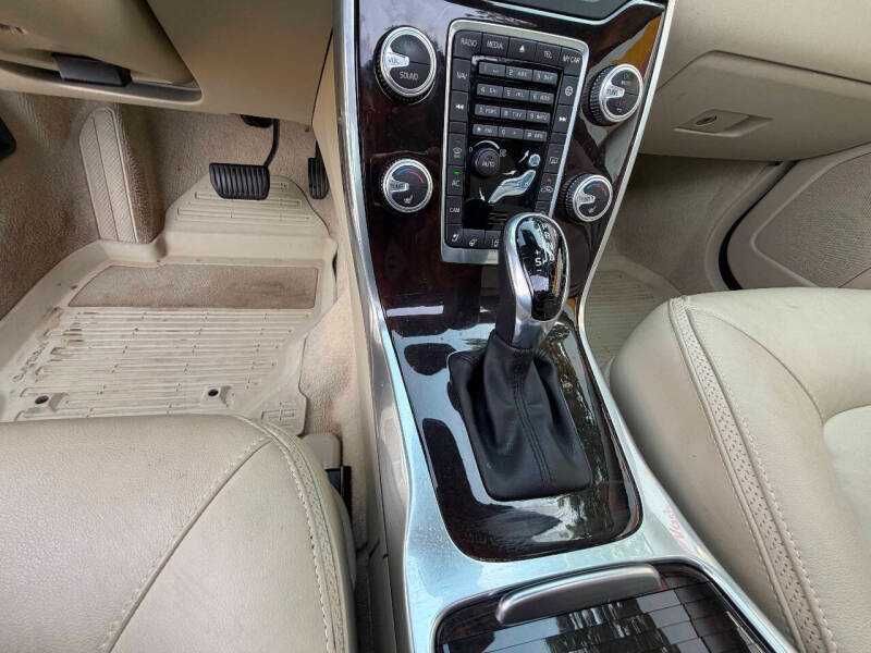 2016 Volvo XC70 T5 Platinum