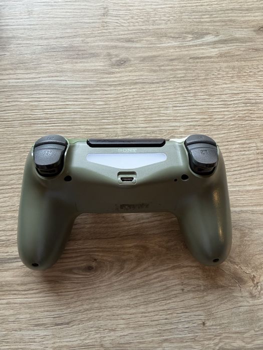 PlayStation 4 500 GB + 4 comandos + 13 jogos