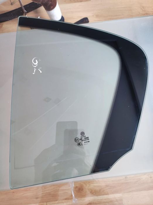 Szybka drzwi Volkswagen Passat B7 sedan