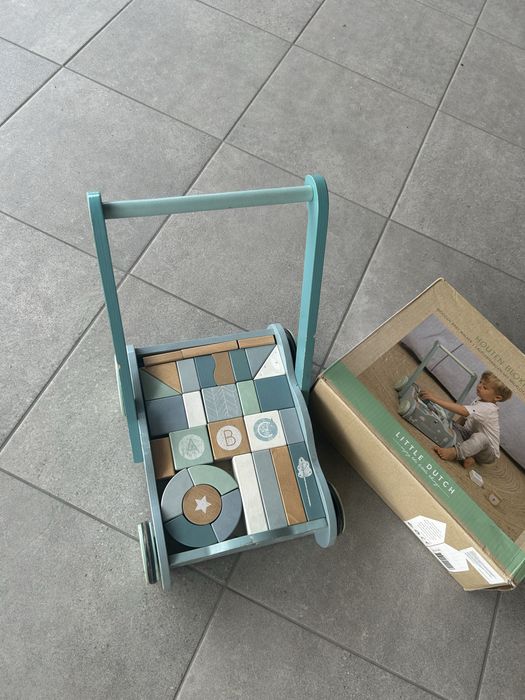 Pchacz z marki Little Dutch Drewniany wózek z klockami