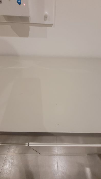 Sapateira branca e cinza com duas portas e gaveta