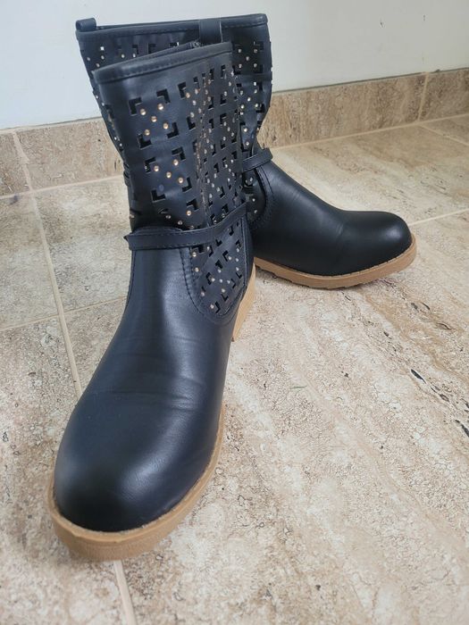 Sprzedam buty R40 nowe