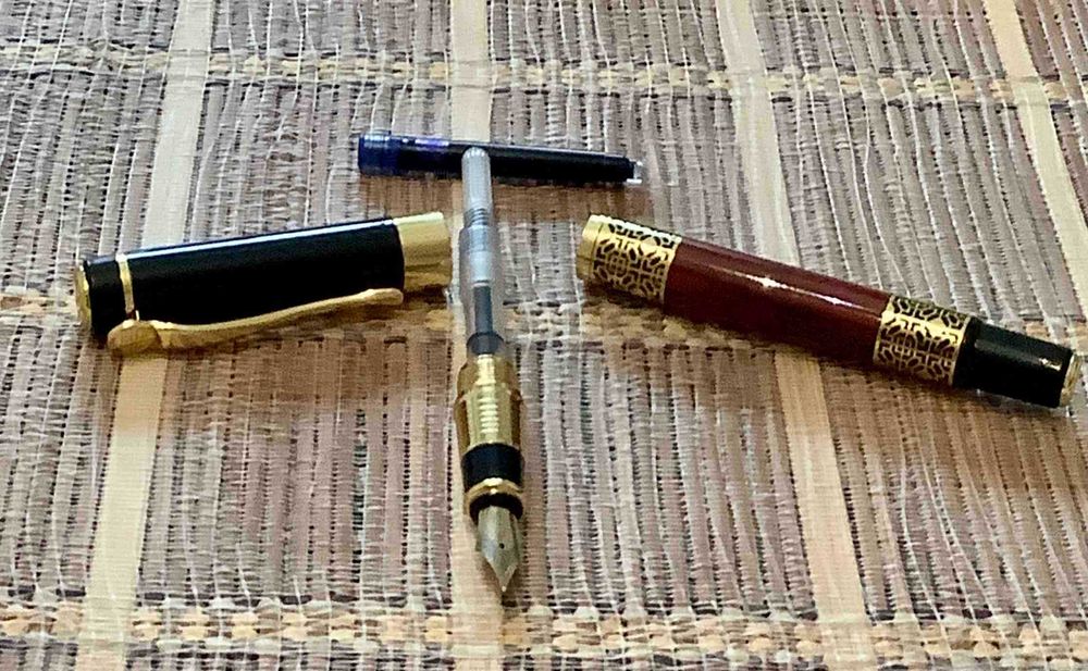 чорнильна авторучка з червоного дерева із золотим пером Genius Iridium