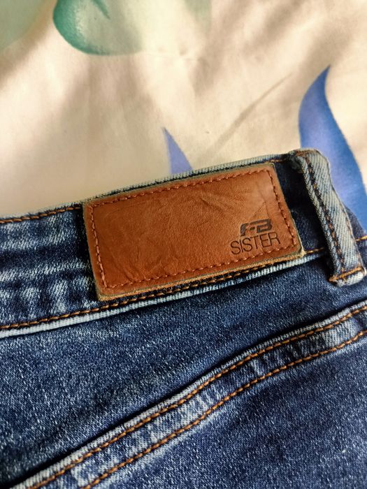 Dżinsy skinny z wysokim stanem przylegające do kostek