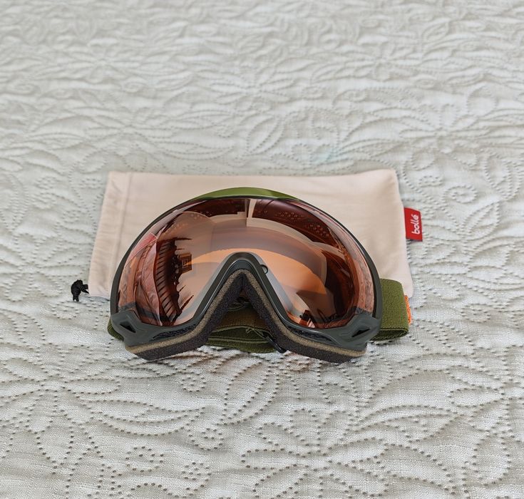 Capacete e óculos de neve