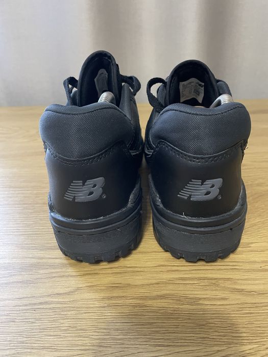 повністю чорні шкіряні кросівки New Balance 550
