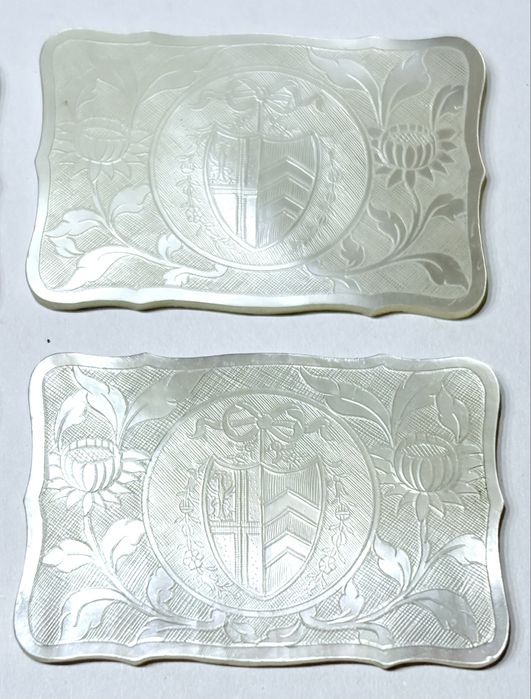 Conjunto de 4 antigas fichas de jogo em madrepérola com gravação heráldica de 1890