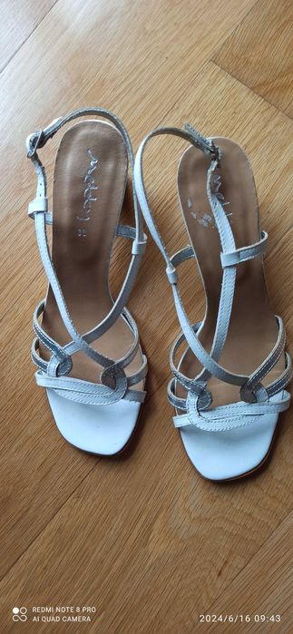 Sandálias brancas e prateadas, novas, marca "Metty", espanhola, n.º 38