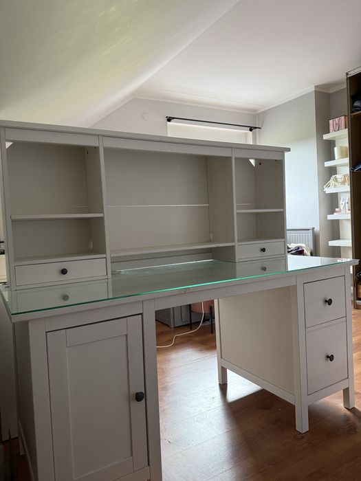 białe biurko z nadstawka IKEA HEMNES