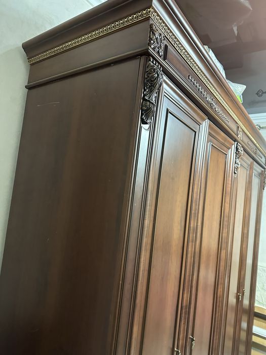 Деревяна шафа для одягу