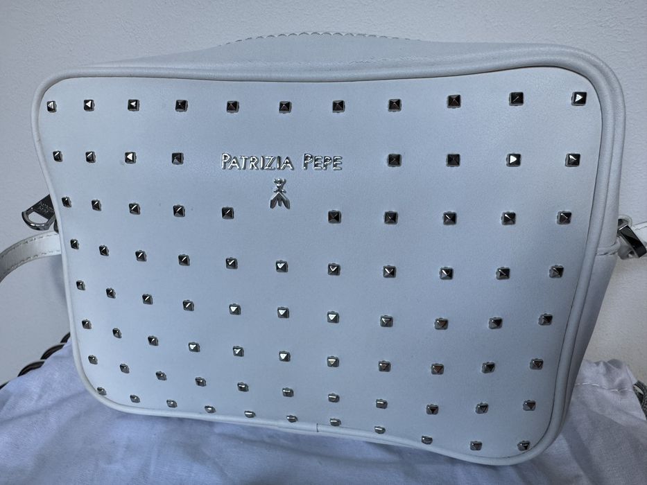 Patrizia Pepe skórzana torebka biała listonoszka oryginalna z ćwiekami camera bag