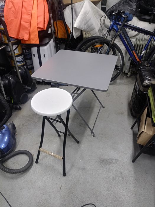 Stolik i nowe krzesło mało używane