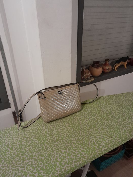 Vendo Mala de Senhora muito bonita como nova