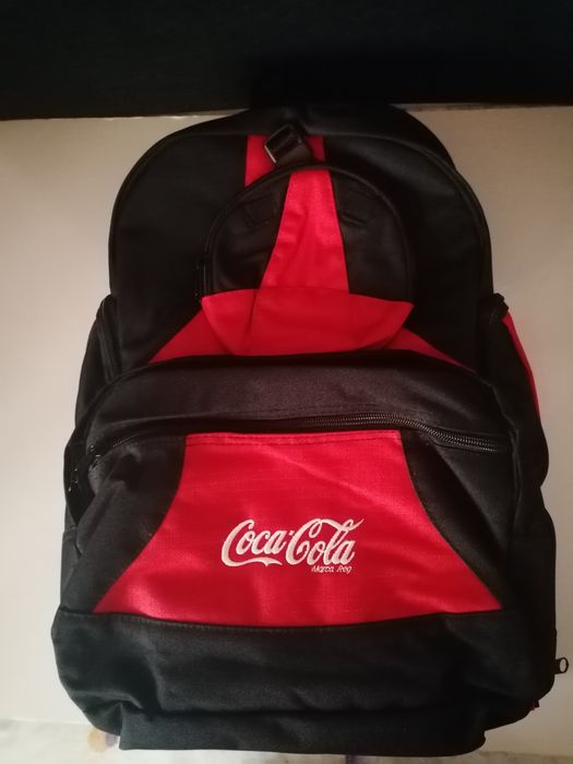 Mochila com colunas com publicidade da Coca-Cola