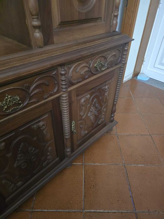 Móvel de sala em madeira trabalhada