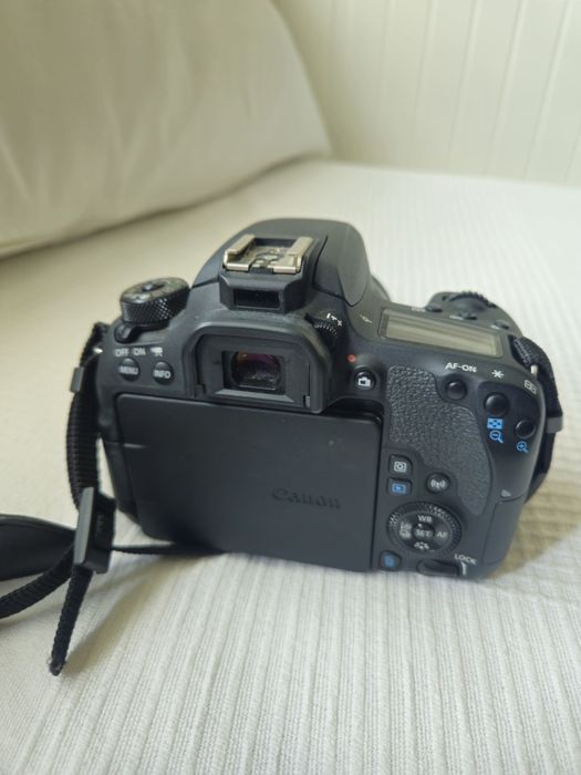 Canon 77D + lente Canon EF-S 18-55mm