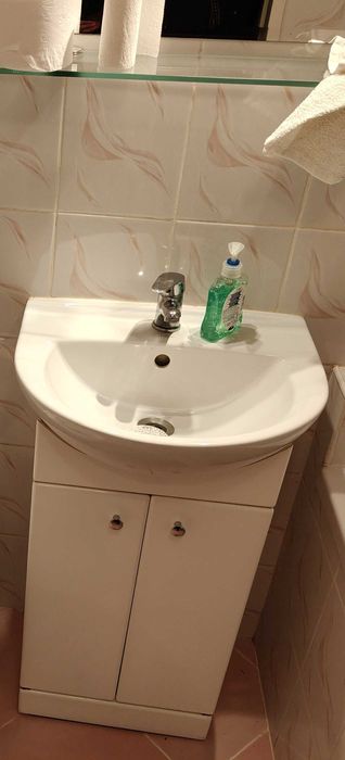 Szafka z umywalką i batuta umywalkową