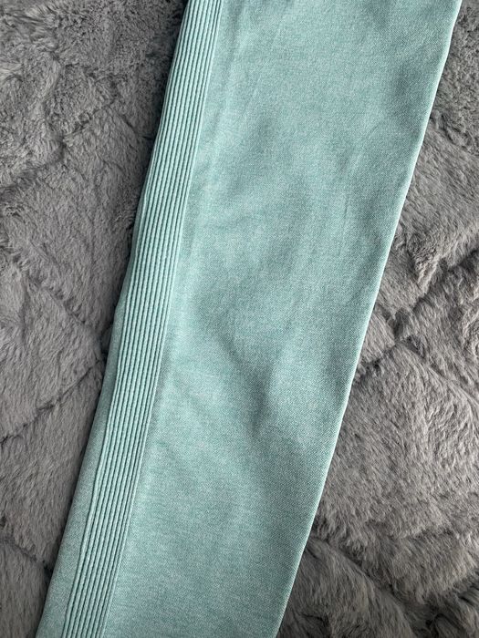 Legginsy sportowe ze szwem podkreślającym pośladki