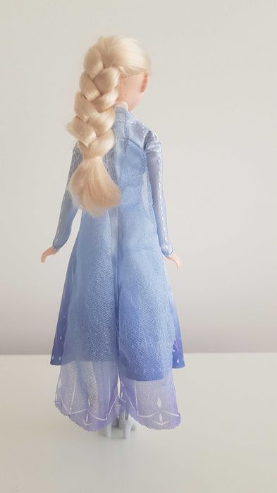 Boneca da Elsa do filme Frozen 2 da Disney com cerca de 30cm.