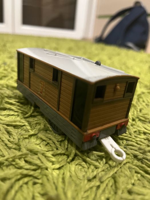 Tomek i Przyjaciele TOMY – lokomotywa + 2 wagony | sprawna, jeździ