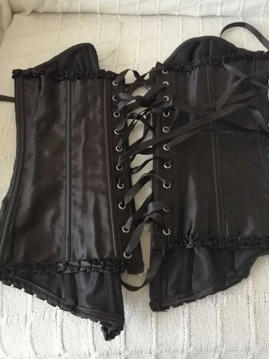 Corpete preto cetim, cintado com varas. Portes grátis.