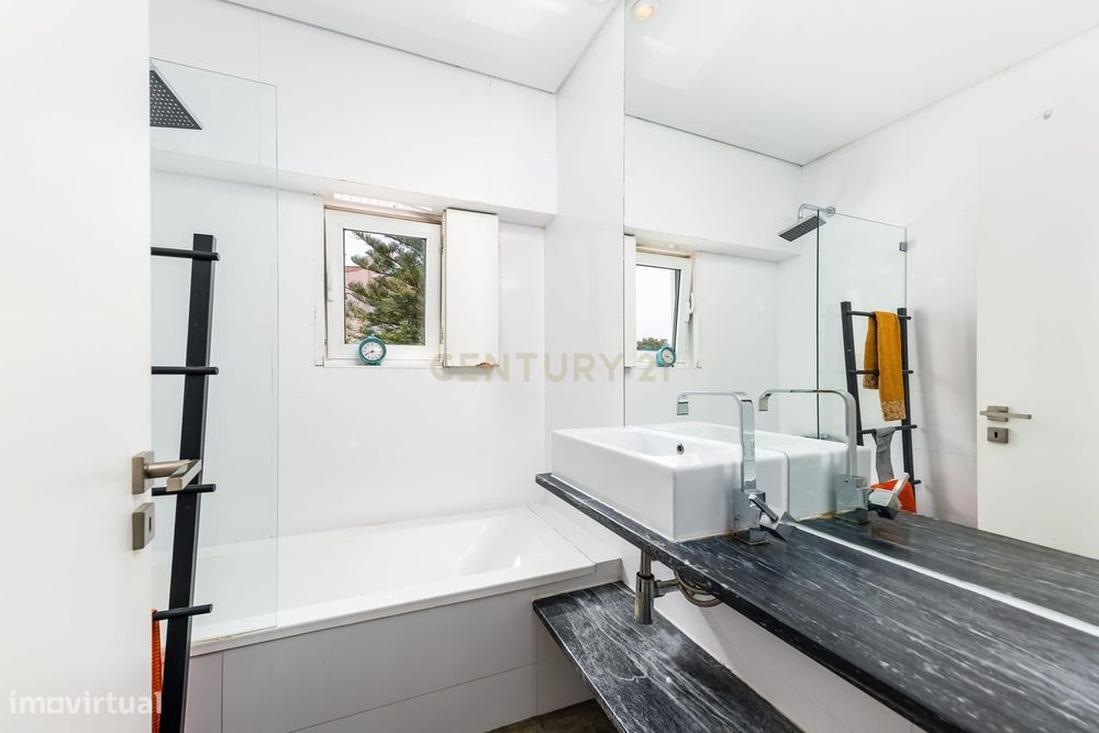 Moradia T2 Renovada com Jardim, Cave e Terraço | Viva o melhor de Belé