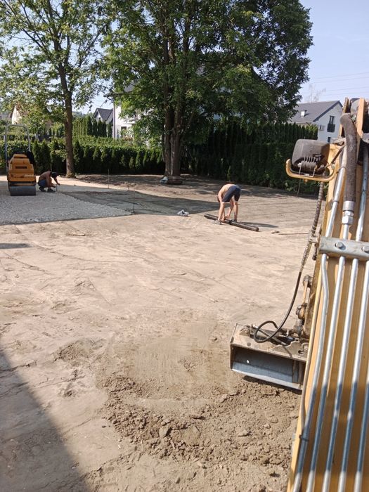 Solidne drogi wjazdowe i place – profesjonalna niwelacja terenu