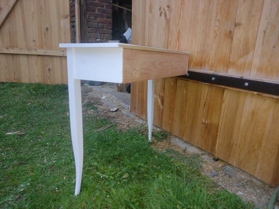 Biała konsola drewniana