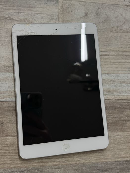 iPad mini 16GB Wi-Fi / повністю робочий / тріснутий екран