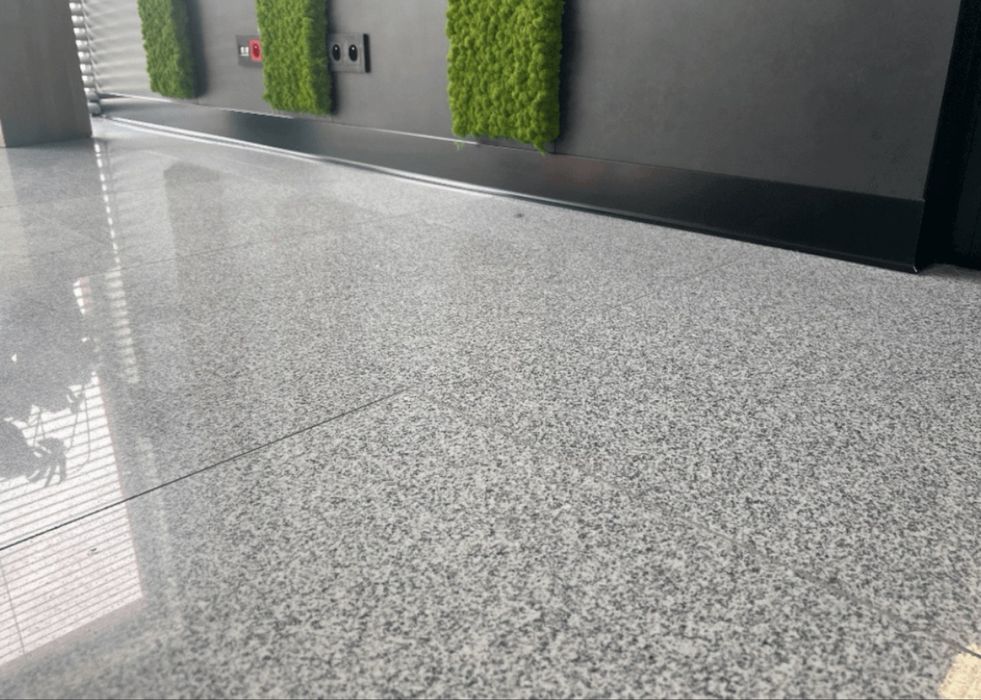 Płyta granitowa polerowana szara 30.5 x 61