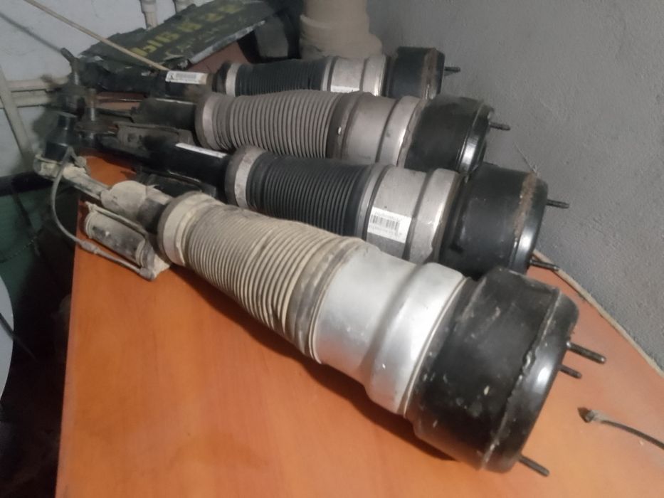 Амартізатори передні Мерседес w221 4 matic