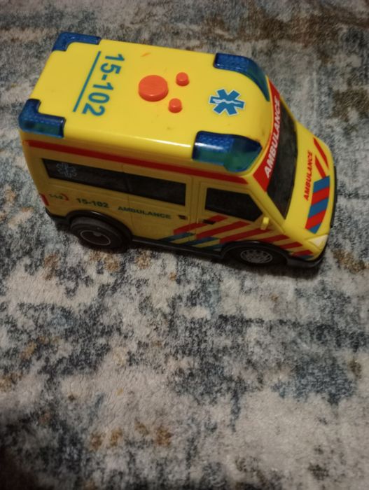 Ambulans dla dzieci z dźwiękiem i światłami.