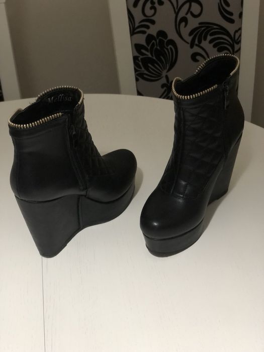 Ботильйони на платформі