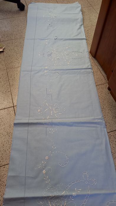 Lençóis em algodão bordados á mão.