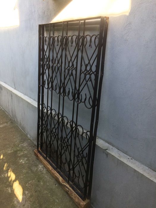 Защитные оконные металлические решетки