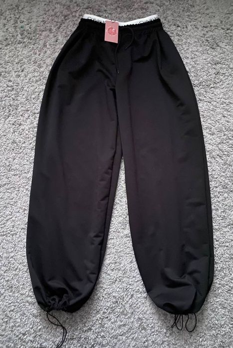 Продам обʼємні штани з резинкою.