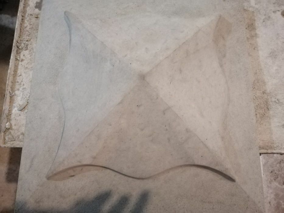 Продаємо бетоні капелюхи, бардюри та залізо бетонні жолоба-лотки.