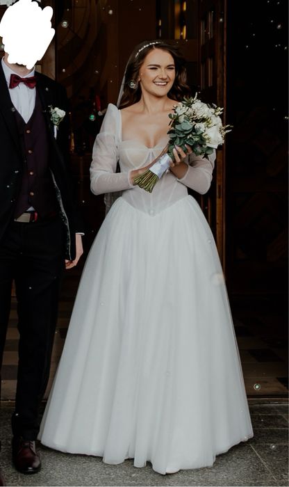Brokatowa suknia ślubna księżniczka z rękawem i wiązanym gorsetem