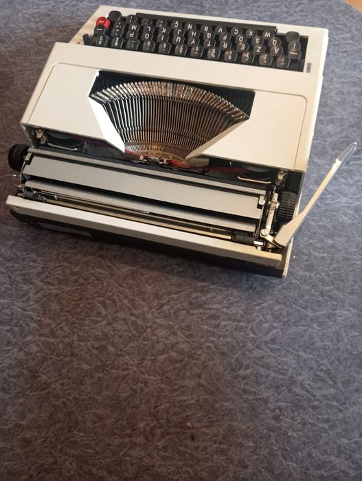 Vendo Máquina de escrever.