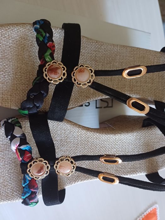 Sandálias novas de plataforma