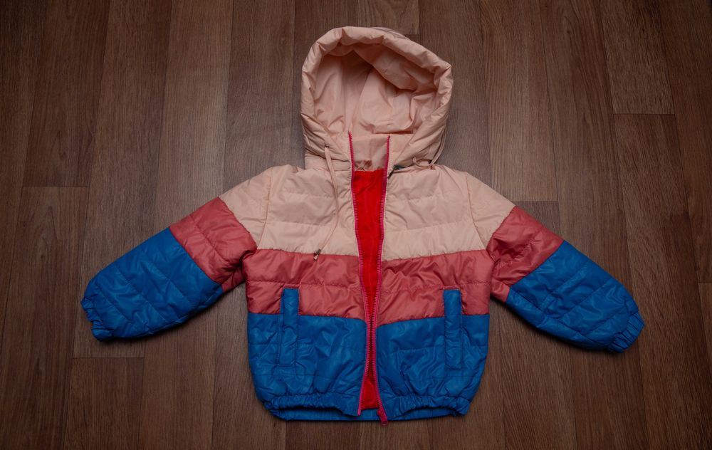 Красива курточка на дівчинку