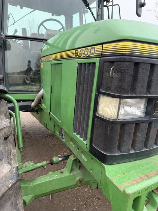 Трактор John Deere 6400