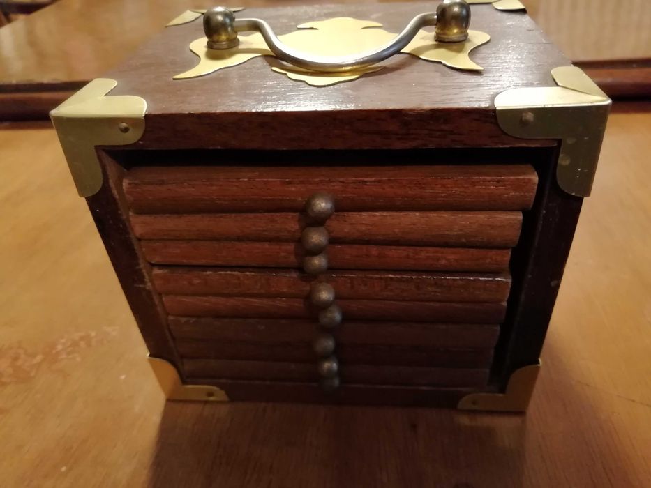 Caixa em madeira vintage, com bases para copos