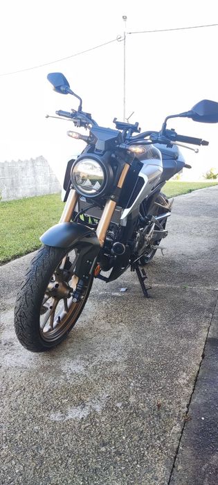 Honda CB125R (como nova, poucos KMs)