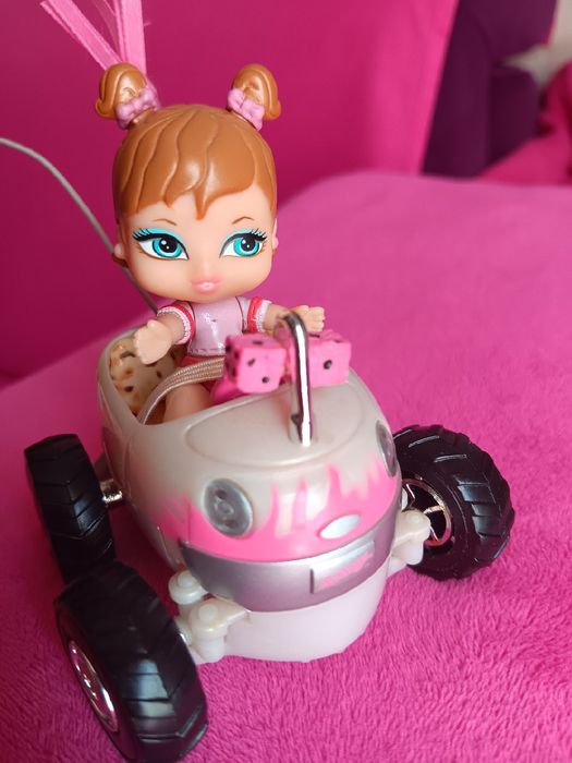 Laleczka  mini Bratz w autku