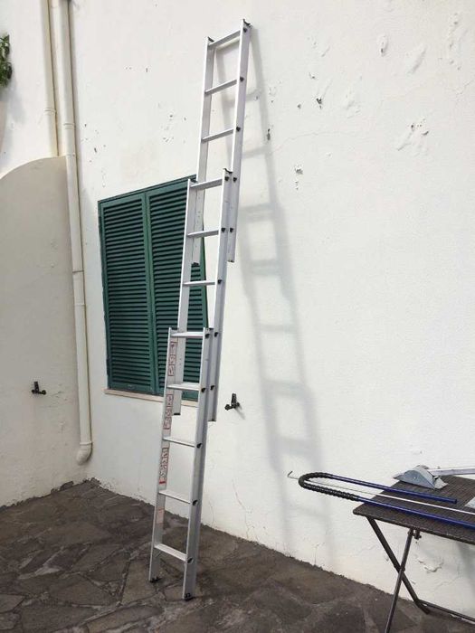 Escada de Sotão, extensível até 3,80 m. c/ nova, sem uso!