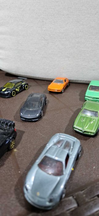 Carros miniatura de muitas marcas